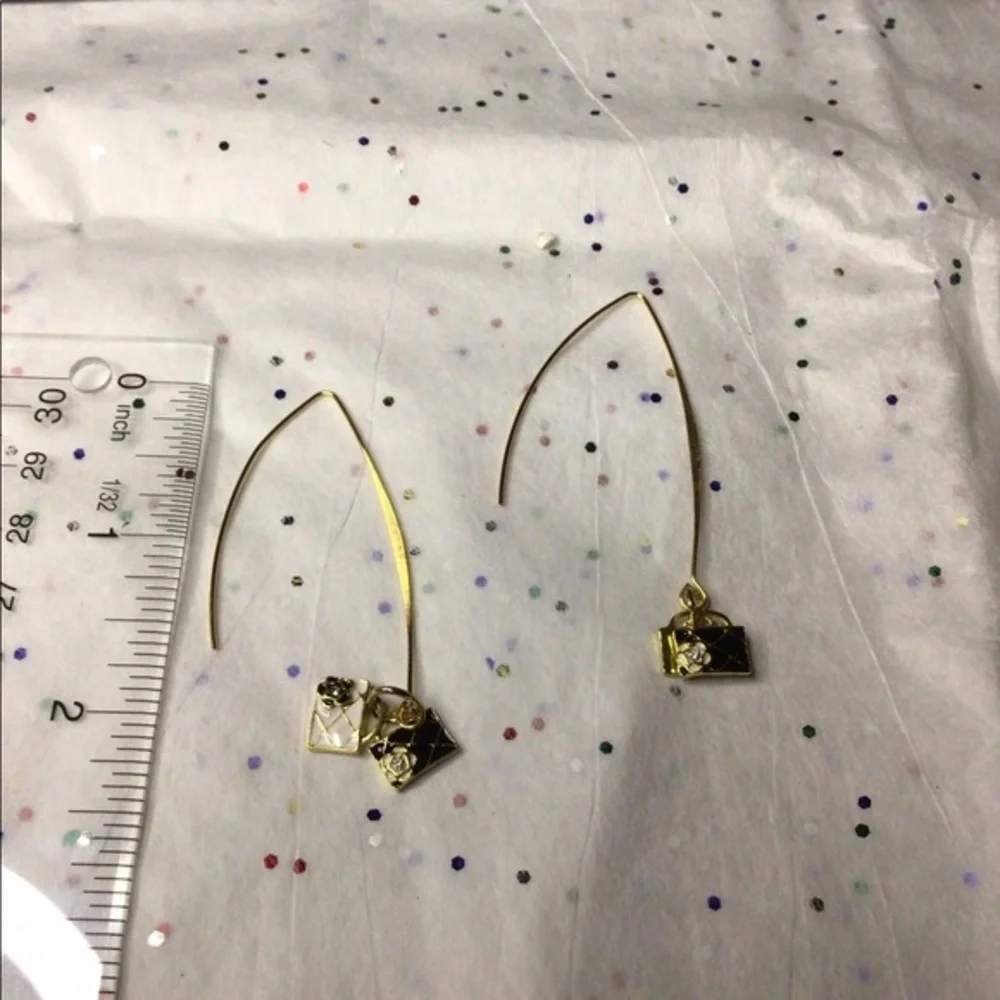 Pearls earrings with black flower